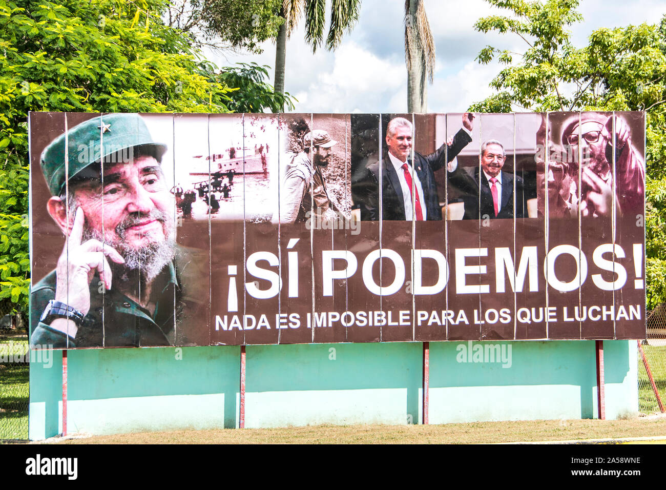 Un cartellone propoganda tradotto in inglese significa: "Sì, possiamo. Nulla è impossibile per chi lotta." Camaguey, Cuba Foto Stock