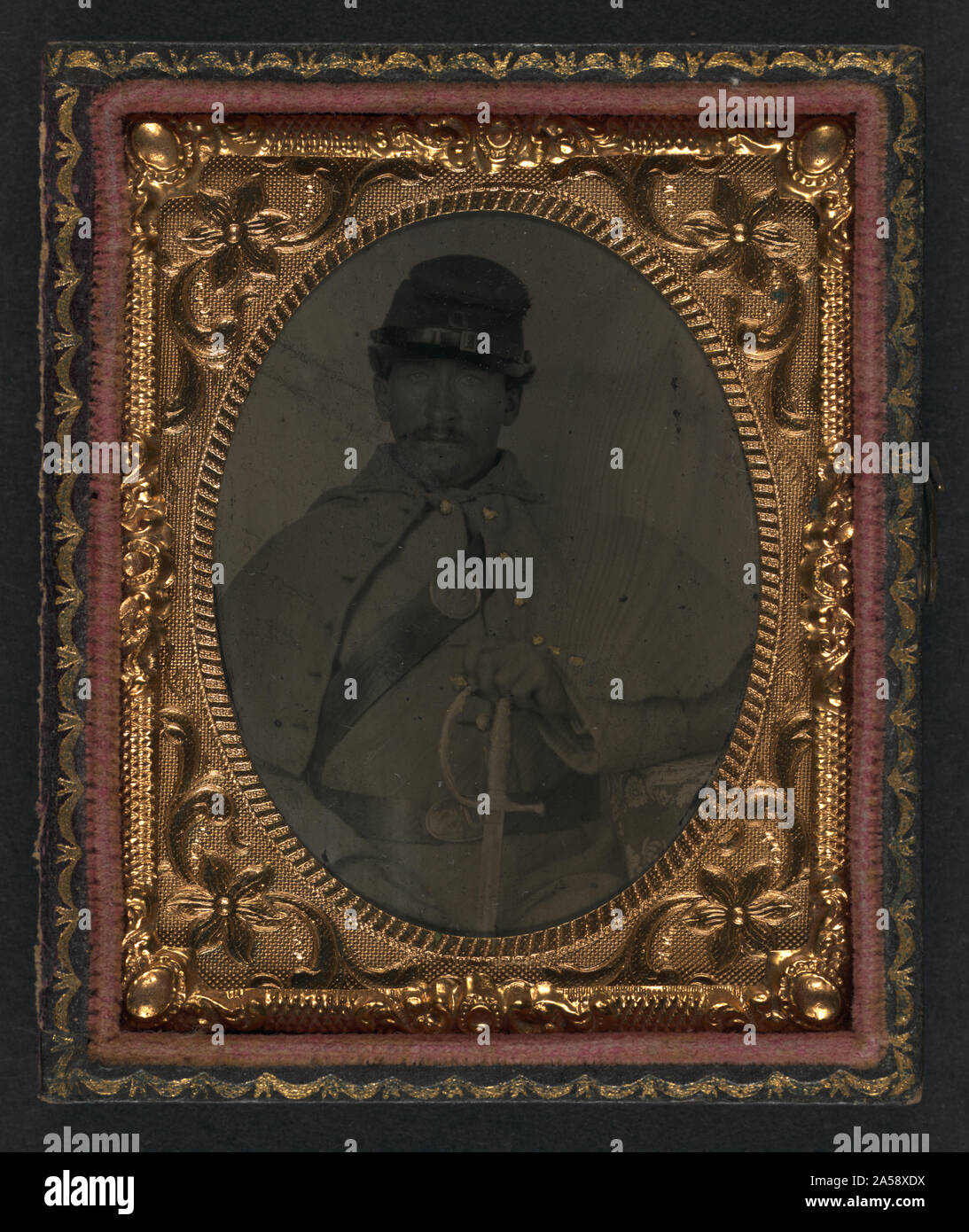 Il soldato non identificato in unione grande cappotto e società d foraggio hat con la spada Foto Stock