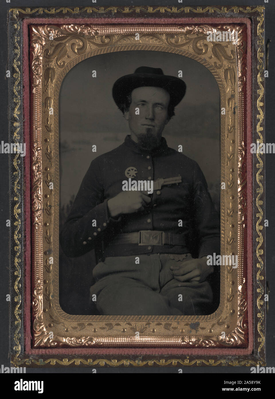 Il soldato non identificato in unione shell jacket con 7 Corps Dipartimento di Arkansas insegne e 1851 aquila rettangolare piastra cintura di contenimento pistola vulcanica di petto Foto Stock