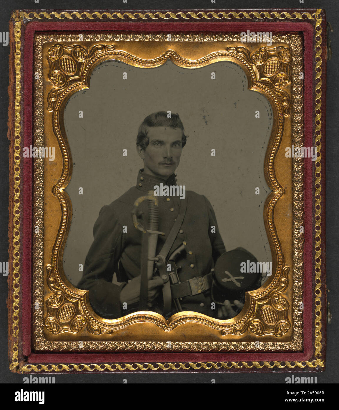 Il soldato non identificato in unione uniforme kepi holding con insegne di cavalleria, cavalleria saber, Smith e Wesson revolver Foto Stock