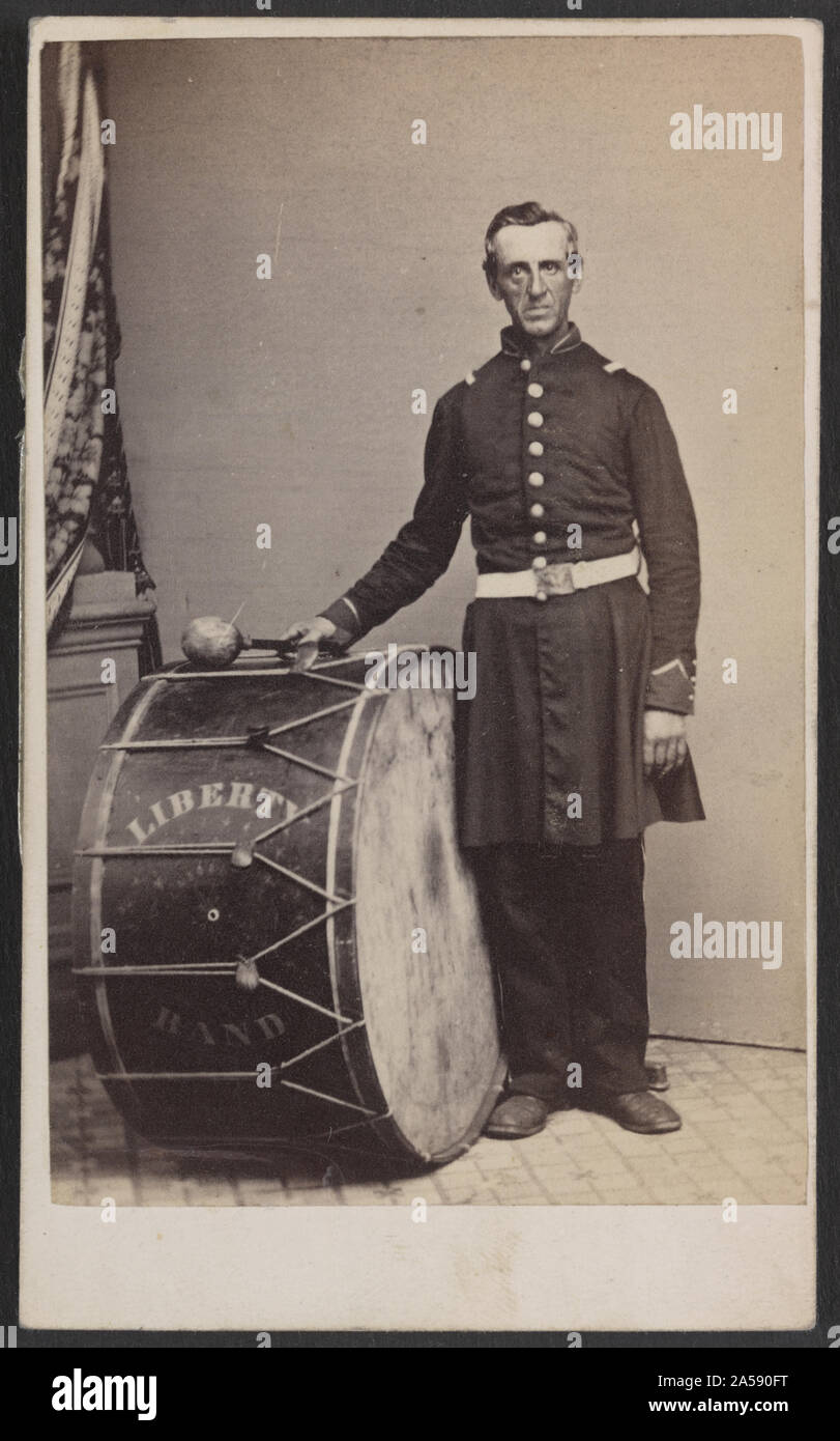Il soldato non identificato in unione uniforme con banda di Liberty bass drum] / fotografata da Thomas Smith, 142 e 144 North Ninth Street, Philadelphia Foto Stock