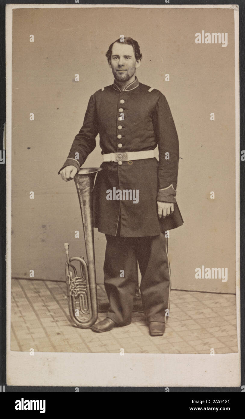Il soldato non identificato in unione con la divisa saxhorn] / fotografata da Thomas Smith, 142 e 144 North Ninth Street, Philadelphia Foto Stock