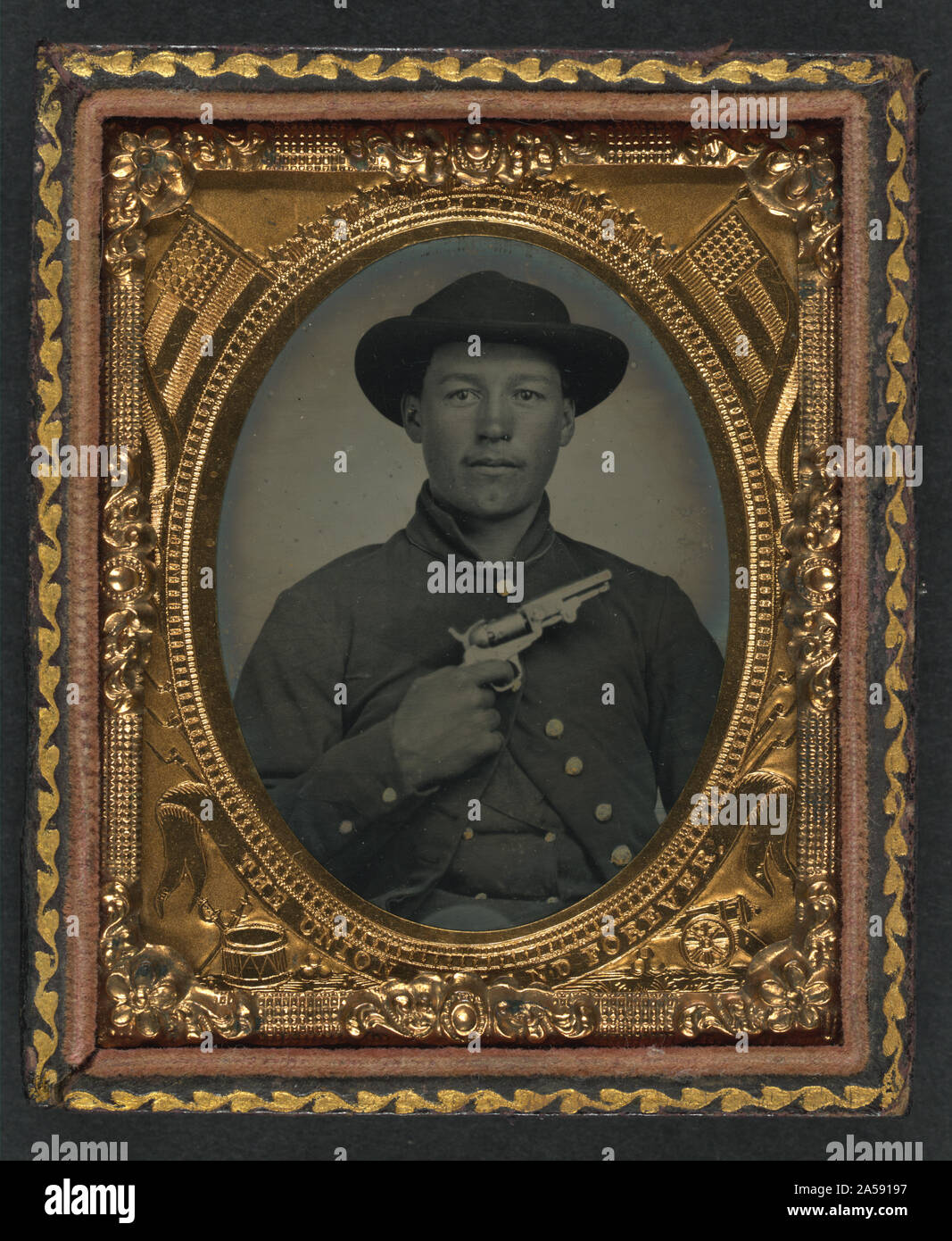 Il soldato non identificato in unione con la divisa Slouch cappello holding revolver al petto Foto Stock