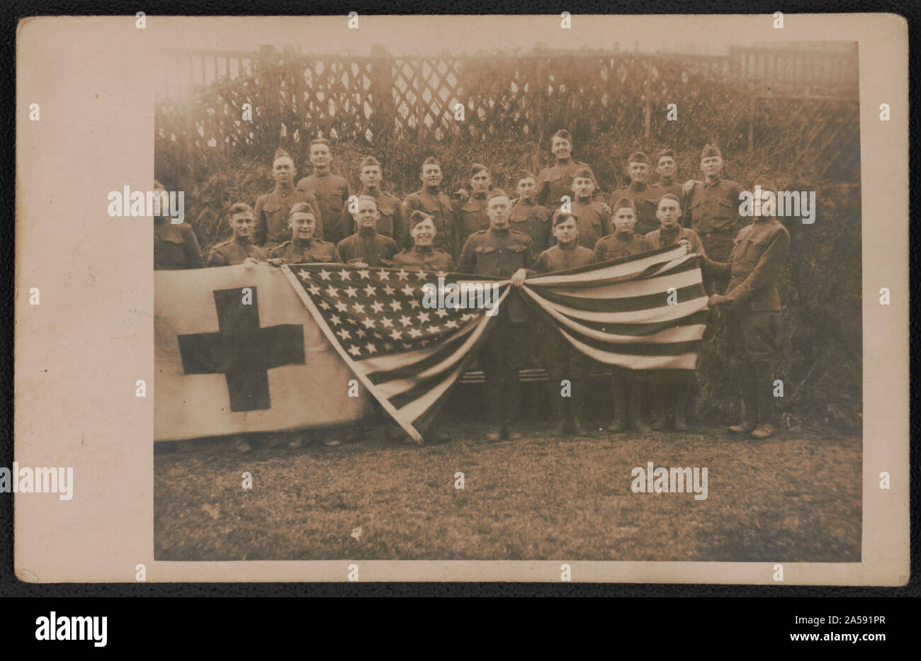 Unidentified soldati dell esercito società medica in uniforme con la bandiera americana e la croce rossa banner Foto Stock