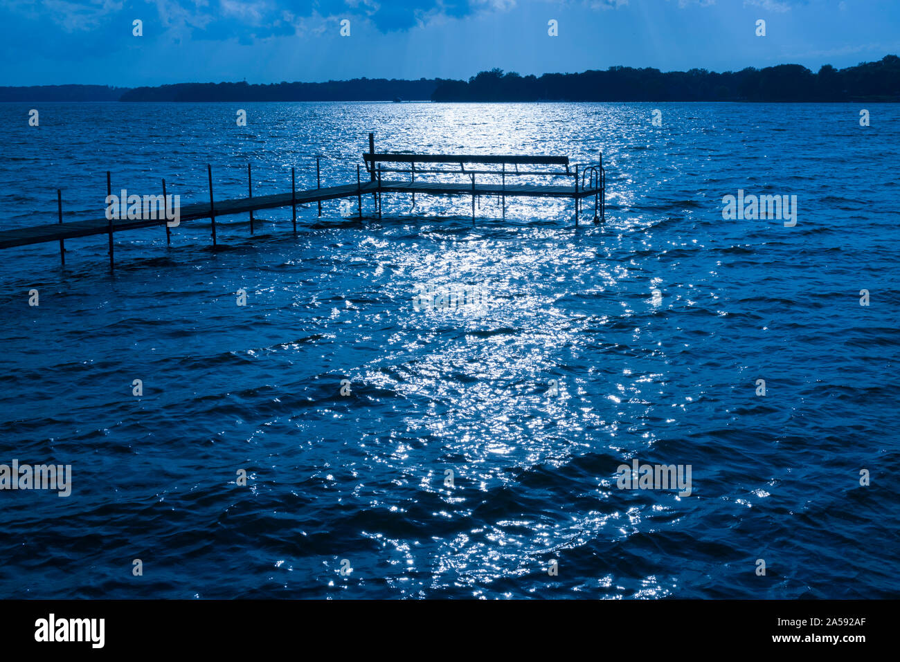 Giornata per la vista notturna di dock sul lago Minnetonka, MN. Foto Stock