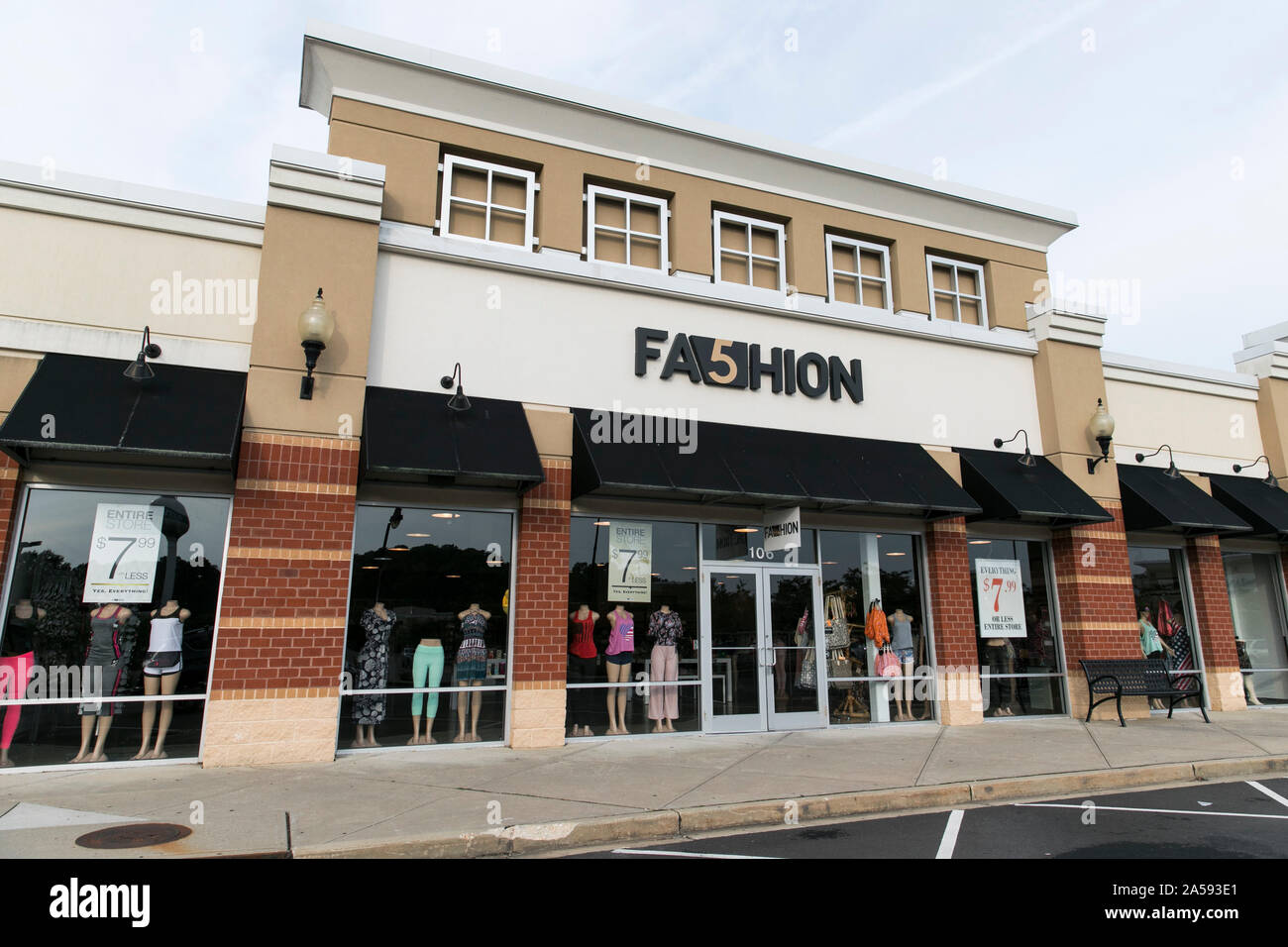 Un logo segno esterno di una moda 5 store in Queenstown, Maryland il 5 agosto 2019. Foto Stock