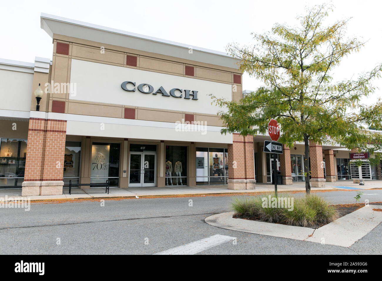 Un segno del logo al di fuori di un coach store in Queenstown, Maryland il 5 agosto 2019. Foto Stock