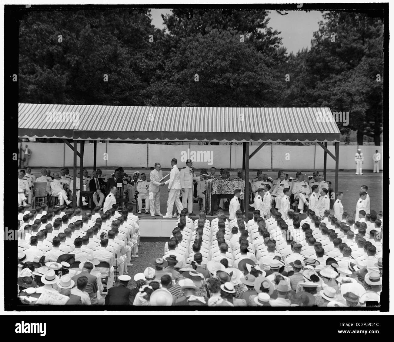 Accademia Navale degli Stati Uniti la laurea. Washington, 6 giugno. L'Accademia Navale degli Stati Uniti, Annapolis, Maryland, ha tenuto la sua graduazione 1940 esercita oggi. Indirizzo principale per i laureati è stato consegnato da Charles Edison, segretario della Marina, che è mostrata in questa immagine dando un diploma di Lyle Bernard Ramsey, uomo d'onore, presso l'Accademia Foto Stock
