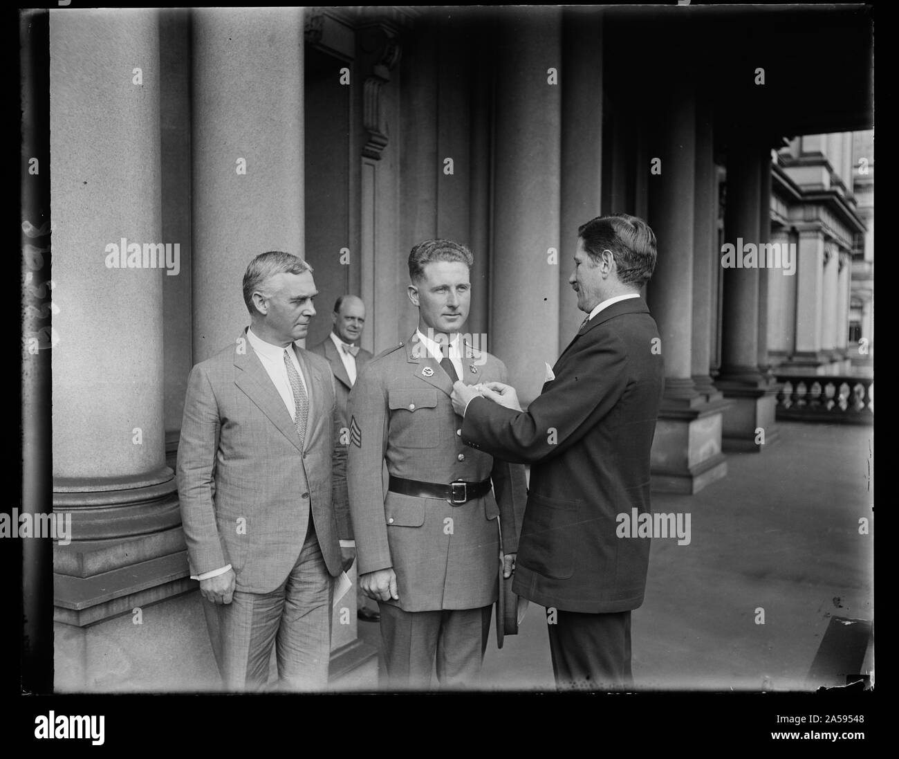 Negli Stati Uniti il campione del fucile riceve la medaglia dal Segretario Assistente di guerra. Il Segretario Assistente di guerra, Col. Patrick J. Hurley, che è anche presidente della National Rifle Association, ripone sul sergente Jens. B. Jenson, una truppa, 7 il Calvario, la medaglia per i singoli nazionale Rifle Match che recentemente ha vinto a livello nazionale corrisponde a Camp Perry, Ohio. Il Capo di Stato Maggiore dell esercito, il generale Charles P. Summerall è mostrato sulla destra. Sgt. Jensen ha anche presentato con il Daniel Boone Trophy Foto Stock