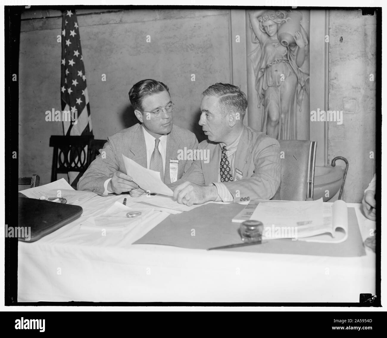 Regno operai della tessile unione elegge il nuovo chief. Washington, 10 maggio. Councile M. Fox, 36, il neo eletto Presidente del Regno operai della tessile unione e Francesco Gorman, ex presidente dimissionario. Fox è stato un operaio tessile in quanto egli è stato 12 anni, e ha preso la elezione con voto unanime. Egli è qui illustrato ricevere alcuni puntatori da Gorman Foto Stock