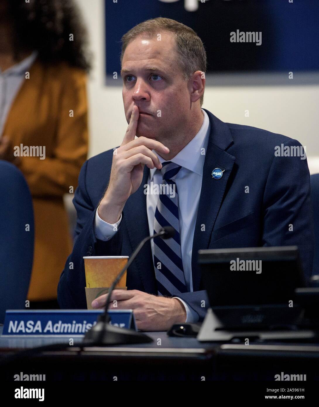 Washington, Stati Uniti d'America. 18 ottobre, 2019. Amministratore della NASA Jim Bridenstine orologi gli astronauti della NASA Christina Koch e Jessica Meir durante il primo tutti-donna spacewalk dallo spazio Operations Center Ottobre 18, 2019 a Washington, DC. Credito: Joel Kowsky/NASA/Alamy Live News Foto Stock
