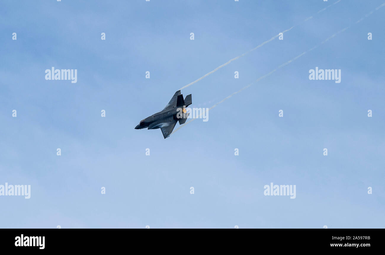 191017-N-QI061-0228 OCEANO ATLANTICO (ottobre, 17, 2019) Un REGNO UNITO F-35B Lightning jet fighter vola sopra la HMS Queen Elizabeth (RO 8) durante le operazioni di volo nell'Oceano Atlantico. HMS Queen Elizabeth è attualmente implementata in supporto di WESTLANT 19 che implica la pianificazione di missione, armare il velivolo utilizzando la nave è altamente automatizzato di arma sistema di movimentazione, battenti missioni e debriefing sul completamento. Il primo spiegamento operativo per HMS Queen Elizabeth 617 Squadrone e uno squadrone di US Marine Corps Lightning getti si terrà nel 2021. (U.S. Navy foto di comunicazione di massa Speciali Foto Stock