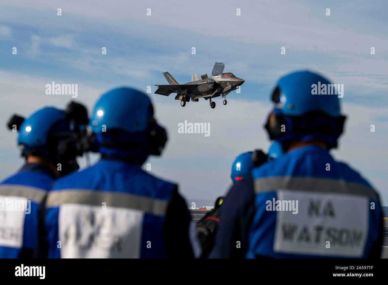 191017-N-QI061-1113 OCEANO ATLANTICO (ottobre, 17, 2019) Un REGNO UNITO F-35B Lightning fighter jet effettua un atterraggio verticale sul ponte di volo dell'HMS Queen Elizabeth (RO 8) durante le operazioni di volo nell'Oceano Atlantico. HMS Queen Elizabeth è attualmente implementata in supporto di WESTLANT 19 che implica la pianificazione di missione, armare il velivolo utilizzando la nave è altamente automatizzato di arma sistema di movimentazione, battenti missioni e debriefing sul completamento. Il primo spiegamento operativo per HMS Queen Elizabeth 617 Squadrone e uno squadrone di US Marine Corps Lightning getti si terrà nel 2021. (U.S. Na Foto Stock