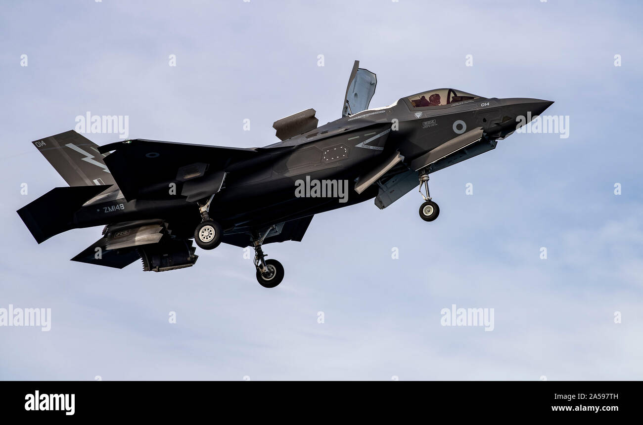 191017-N-QI061-0971 OCEANO ATLANTICO (ottobre, 17, 2019) Un REGNO UNITO F-35B Lightning jet fighter vola sopra la HMS Queen Elizabeth (RO 8) durante le operazioni di volo nell'Oceano Atlantico. HMS Queen Elizabeth è attualmente implementata in supporto di WESTLANT 19 che implica la pianificazione di missione, armare il velivolo utilizzando la nave è altamente automatizzato di arma sistema di movimentazione, battenti missioni e debriefing sul completamento. Il primo spiegamento operativo per HMS Queen Elizabeth 617 Squadrone e uno squadrone di US Marine Corps Lightning getti si terrà nel 2021. (U.S. Navy foto di comunicazione di massa Speciali Foto Stock