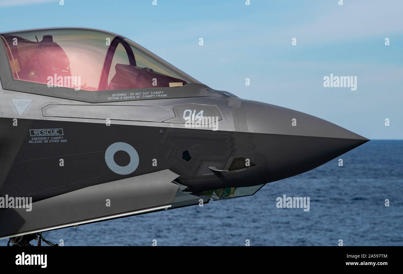 191017-N-QI061-1673 OCEANO ATLANTICO (ottobre, 17, 2019) Un REGNO UNITO F-35B Lightning fighter si siede sul ponte di volo dell'HMS Queen Elizabeth (RO 8) mentre in transito attraverso l'Oceano Atlantico. HMS Queen Elizabeth è attualmente implementata in supporto di WESTLANT 19 che implica la pianificazione di missione, armare il velivolo utilizzando la nave è altamente automatizzato di arma sistema di movimentazione, battenti missioni e debriefing sul completamento. Il primo spiegamento operativo per HMS Queen Elizabeth 617 Squadrone e uno squadrone di US Marine Corps Lightning getti si terrà nel 2021. (U.S. Foto di Marina di Massa speciale di comunicazione Foto Stock