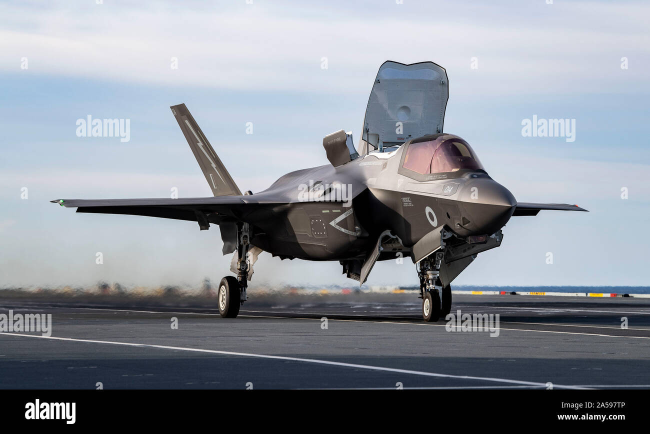 191017-N-QI061-0392 OCEANO ATLANTICO (ottobre, 17, 2019) Un REGNO UNITO F-35B Lightning fighter jet lancia dal ponte di volo dell'HMS Queen Elizabeth (RO 8) durante le operazioni di volo nell'Oceano Atlantico. HMS Queen Elizabeth è attualmente implementata in supporto di WESTLANT 19 che implica la pianificazione di missione, armare il velivolo utilizzando la nave è altamente automatizzato di arma sistema di movimentazione, battenti missioni e debriefing sul completamento. Il primo spiegamento operativo per HMS Queen Elizabeth 617 Squadrone e uno squadrone di US Marine Corps Lightning getti si terrà nel 2021. (U.S. Navy photo by Mas Foto Stock