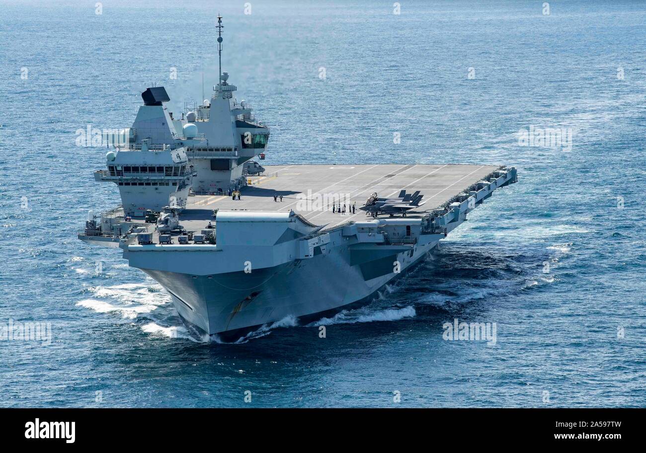191017-N-QI061-2210 OCEANO ATLANTICO (ottobre, 17, 2019) HMS Queen Elizabeth (RO 8) vele l'Oceano Atlantico. HMS Queen Elizabeth è attualmente implementata in supporto di WESTLANT 19 che implica la pianificazione di missione, armare il velivolo utilizzando la nave è altamente automatizzato di arma sistema di movimentazione, battenti missioni e debriefing sul completamento. Il primo spiegamento operativo per HMS Queen Elizabeth 617 Squadrone e uno squadrone di US Marine Corps Lightning getti si terrà nel 2021. (U.S. Foto di Marina di Massa lo specialista di comunicazione di terza classe Nathan T. barba/rilasciato) Foto Stock