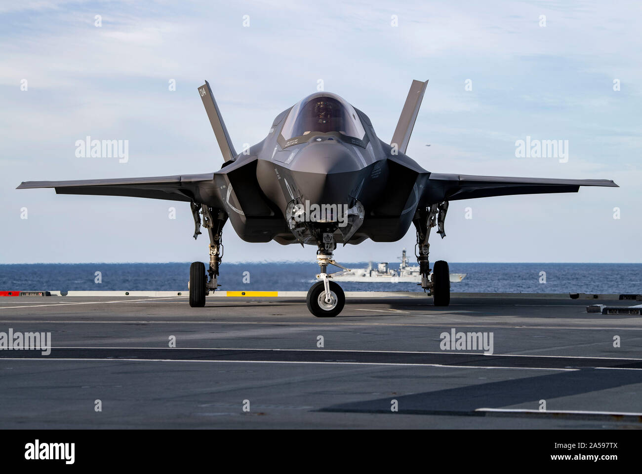 191017-N-QI061-0314 OCEANO ATLANTICO (ottobre, 17, 2019) Un REGNO UNITO F-35B Lightning fighter jet taxi attraverso il ponte di volo della HMS Queen Elizabeth (RO 8) durante le operazioni di volo nell'Oceano Atlantico. HMS Queen Elizabeth è attualmente implementata in supporto di WESTLANT 19 che implica la pianificazione di missione, armare il velivolo utilizzando la nave è altamente automatizzato di arma sistema di movimentazione, battenti missioni e debriefing sul completamento. Il primo spiegamento operativo per HMS Queen Elizabeth 617 Squadrone e uno squadrone di US Marine Corps Lightning getti si terrà nel 2021. (U.S. Foto di Marina di Massa C Foto Stock
