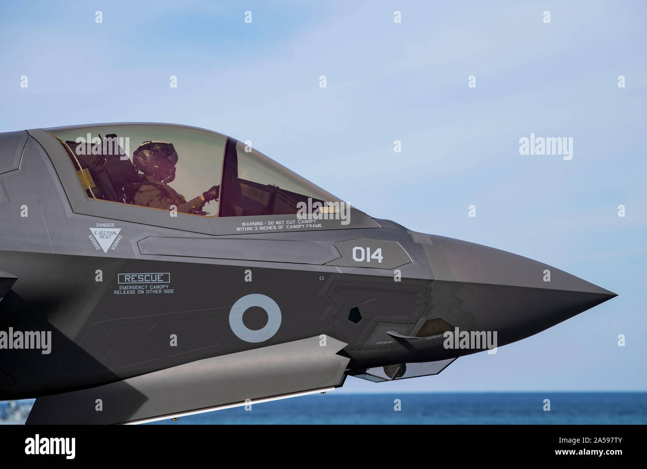 191017-N-QI061-1505 OCEANO ATLANTICO (ottobre, 17, 2019) Un REGNO UNITO F-35B Lightning fighter jet taxi attraverso il ponte di volo della HMS Queen Elizabeth (RO 8) durante le operazioni di volo nell'Oceano Atlantico. HMS Queen Elizabeth è attualmente implementata in supporto di WESTLANT 19 che implica la pianificazione di missione, armare il velivolo utilizzando la nave è altamente automatizzato di arma sistema di movimentazione, battenti missioni e debriefing sul completamento. Il primo spiegamento operativo per HMS Queen Elizabeth 617 Squadrone e uno squadrone di US Marine Corps Lightning getti si terrà nel 2021. (U.S. Foto di Marina di Massa C Foto Stock