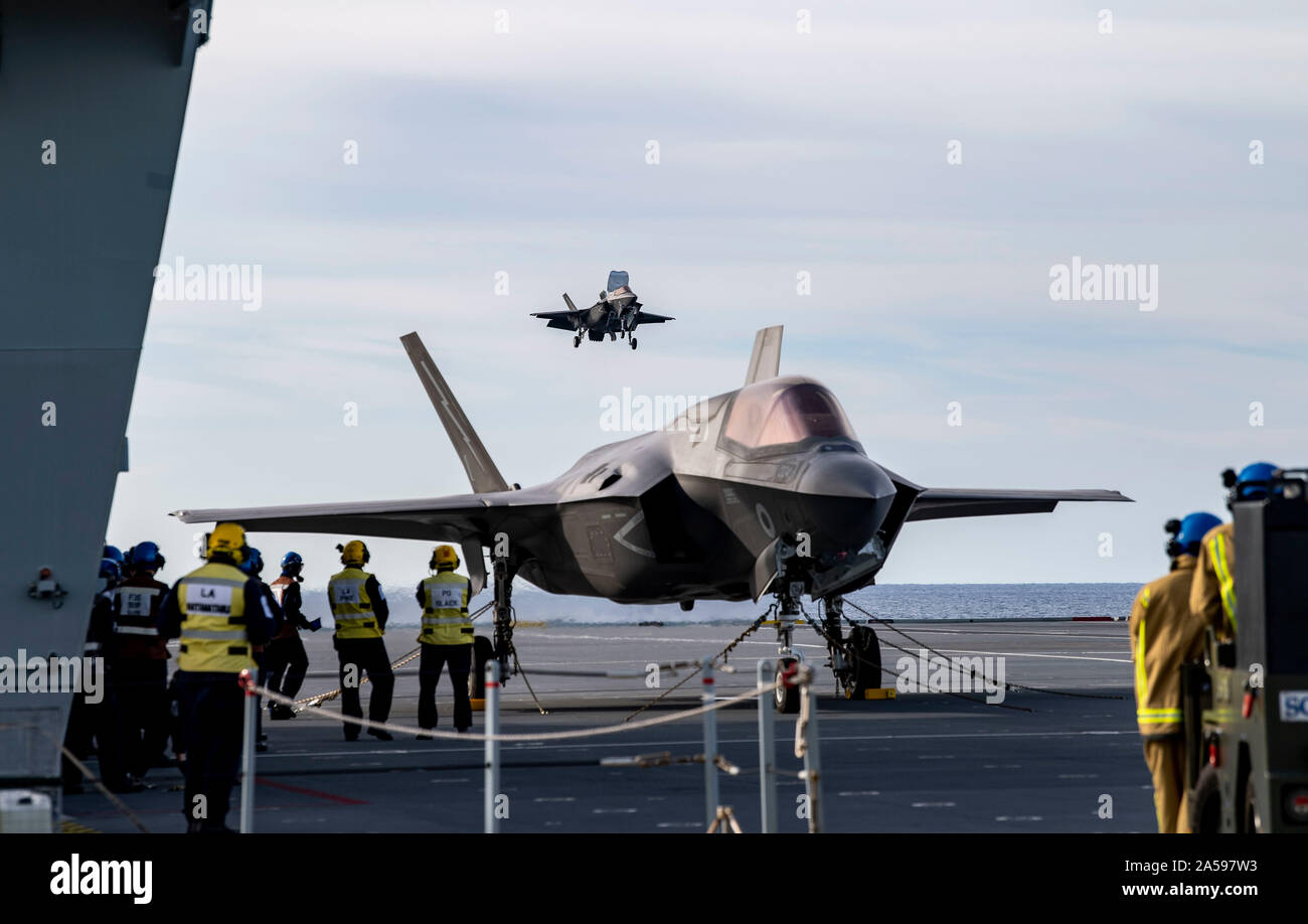191017-N-QI061-1007 OCEANO ATLANTICO (ottobre, 17, 2019) Un REGNO UNITO F-35B Lightning fighter jet atterra sul HMS Queen Elizabeth (RO 8) durante le operazioni di volo nell'Oceano Atlantico. HMS Queen Elizabeth è attualmente implementata in supporto di WESTLANT 19 che implica la pianificazione di missione, armare il velivolo utilizzando la nave è altamente automatizzato di arma sistema di movimentazione, battenti missioni e debriefing sul completamento. Il primo spiegamento operativo per HMS Queen Elizabeth 617 Squadrone e uno squadrone di US Marine Corps Lightning getti si terrà nel 2021. (U.S. Foto di Marina di Massa lo specialista di comunicazione Foto Stock