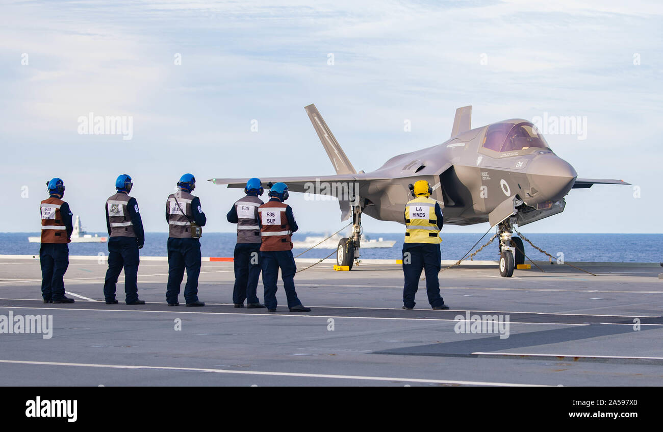 191017-N-RL695-1045 OCEANO ATLANTICO (ottobre, 17, 2019) UK F-35B Lightning fighter jet attende di essere taxied a bordo della HMS Queen Elizabeth (RO 8). HMS Queen Elizabeth è attualmente implementata in supporto di WESTLANT 19 che implica la pianificazione di missione, armare il velivolo utilizzando la nave è altamente automatizzato di arma sistema di movimentazione, battenti missioni e debriefing sul completamento. Il primo spiegamento operativo per HMS Queen Elizabeth 617 Squadrone e uno squadrone di US Marine Corps Lightning getti si terrà nel 2021. (U.S. Foto di Marina di Massa lo specialista di comunicazione di terza classe Marianne Guemo/rilasciato) Foto Stock
