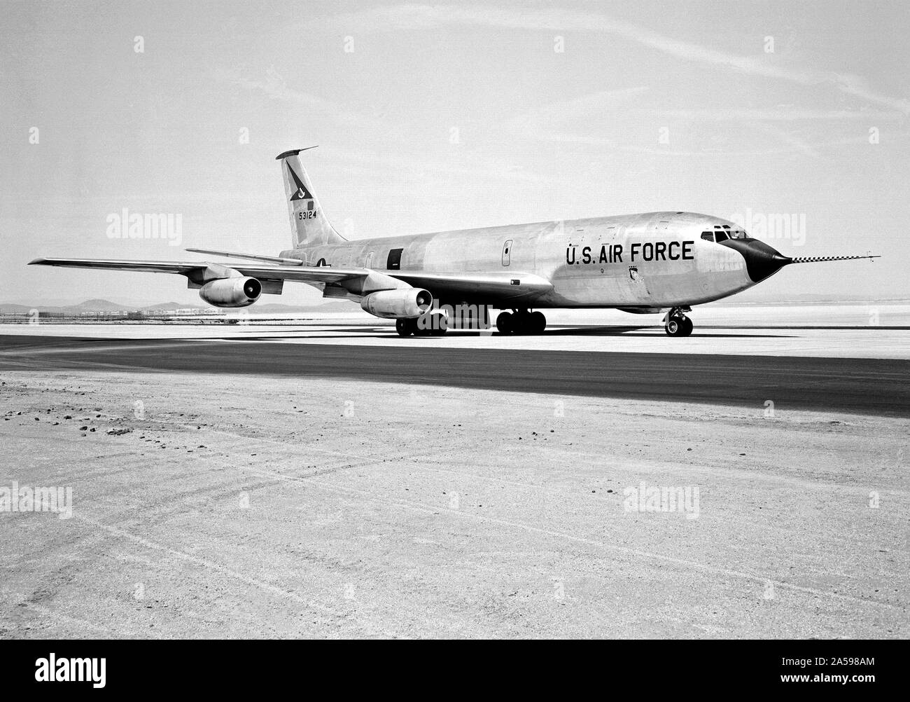 Il Boeing KC-135 Stratotanker, oltre ad essere ampiamente utilizzato nel suo ruolo primario di un aeromobile in volo refueler, ha assistito a diversi progetti per il NASA Dryden Flight Research Center, Edwards, California. Foto Stock