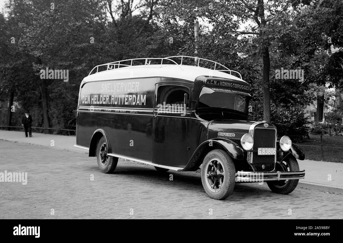 Carrello nuovo da impresa C.N. van Koningsbruggen Pz. "Trasporto veloce Den Helder - Rotterdam' ca. 1932 Foto Stock