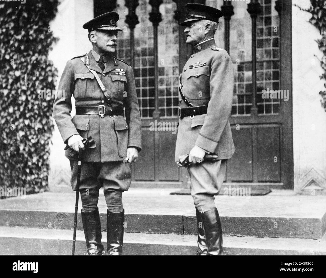 Il generale John J. Pershing, U.S.A. e Maresciallo di Campo Haig, esercito britannico, nella parte anteriore del generale Pershing presso la sede centrale, Chaumont, Francia ca. 1917-1921 Foto Stock