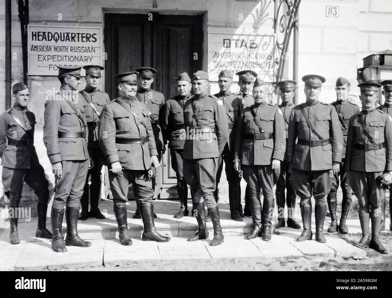 Brig. Gen. W.P. Richardson, Comdg. Gen. A.E.F. Nella Russia settentrionale, con 15 funzionari del personale presso la sede centrale di ca. 6/25/1919 Foto Stock