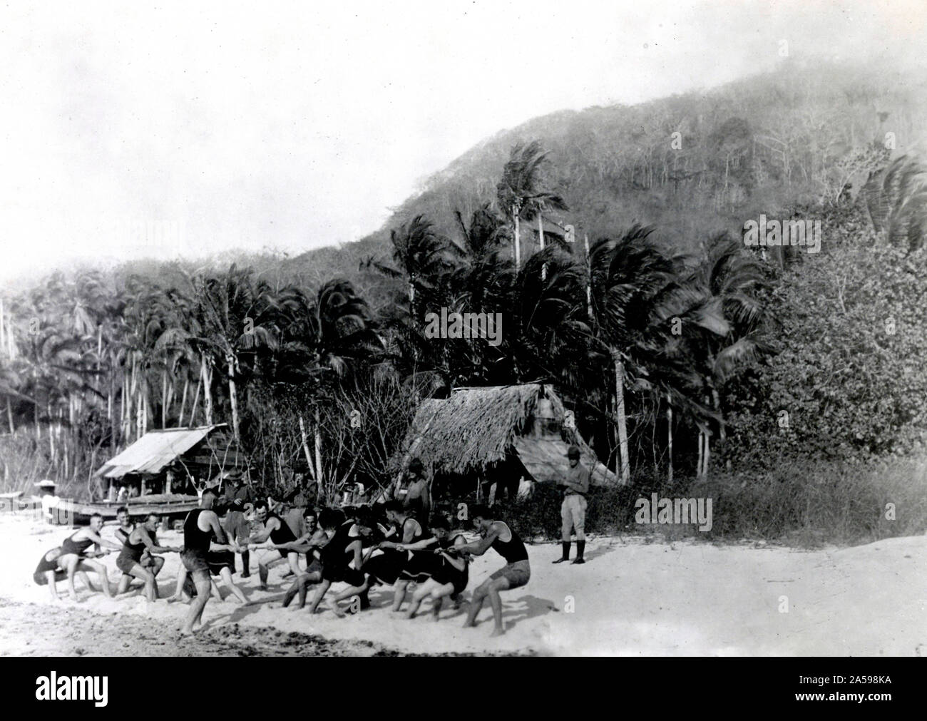 I soldati americani in Panama. Soldati americani godendo di un Tug-of-War corrispondenza su una delle isole adiacenti al canale di Panama. Nota la fitta giungla in background ca. 5/24/1920 Foto Stock