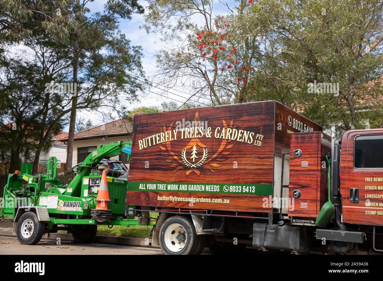 Sydney, Australia la potatura di alberi e rifilatura cippatrice dietro i giardini veicolo,l'Australia Foto Stock
