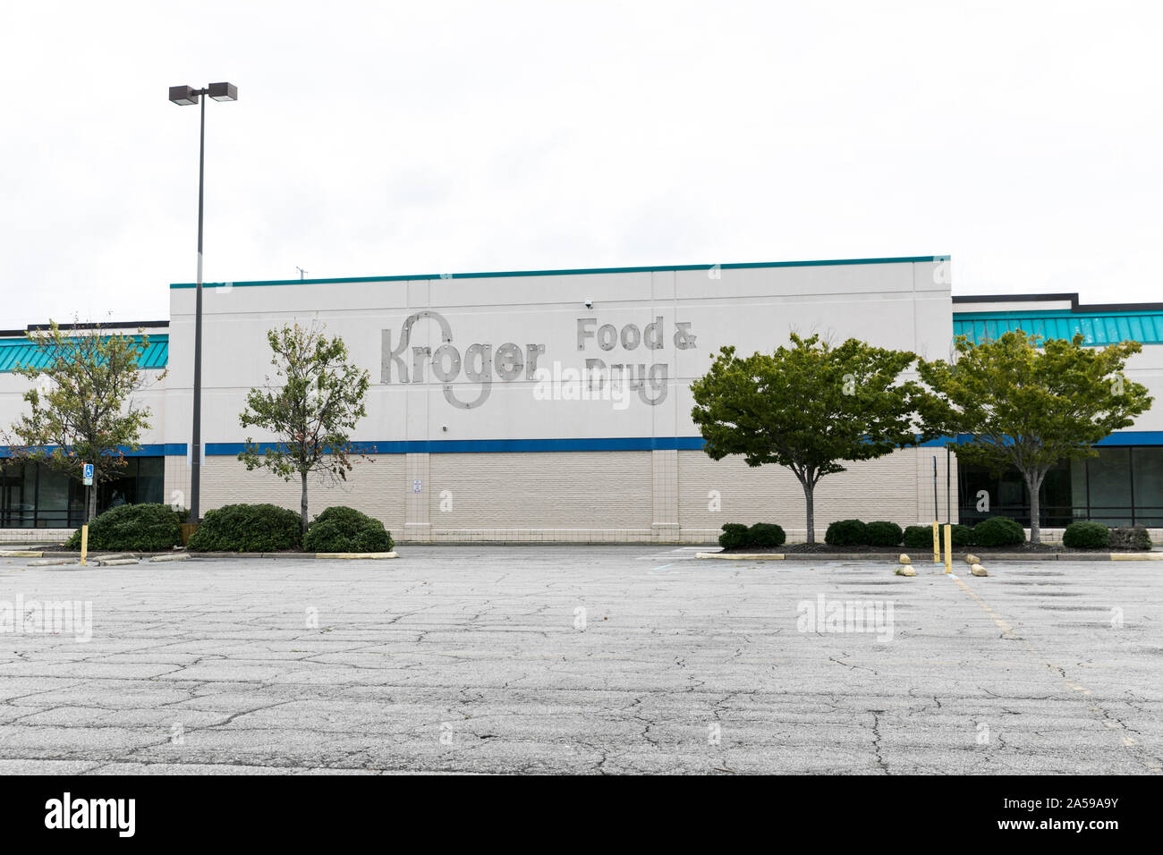 Il contorno di un logo segno esterno di una chiusa Kroger negozi di alimentari al dettaglio alla posizione dello store in Norfolk, Virginia il 13 settembre 2019. Foto Stock