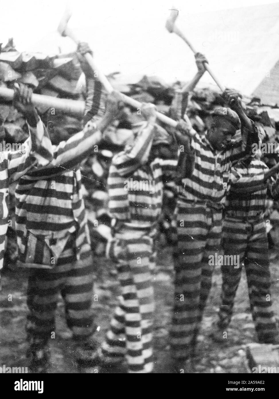 African American condannati a lavorare con assi e cantare in woodyard, Reed Camp, Carolina del Sud ca. 1934 Foto Stock