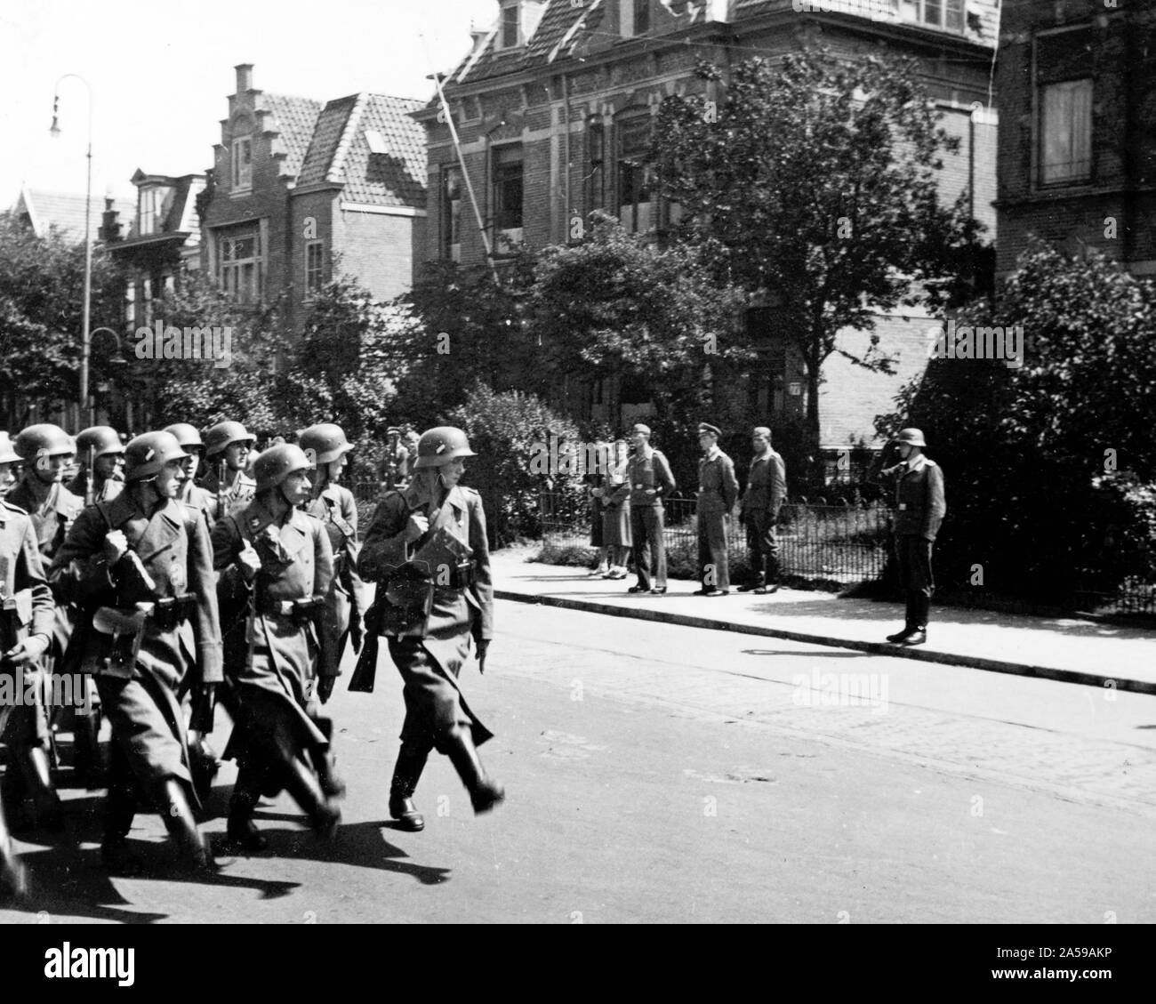 Truppe tedesche in marcia attraverso la città di Kennemerstraatweg in North Holland Olanda ca. 1942 Foto Stock