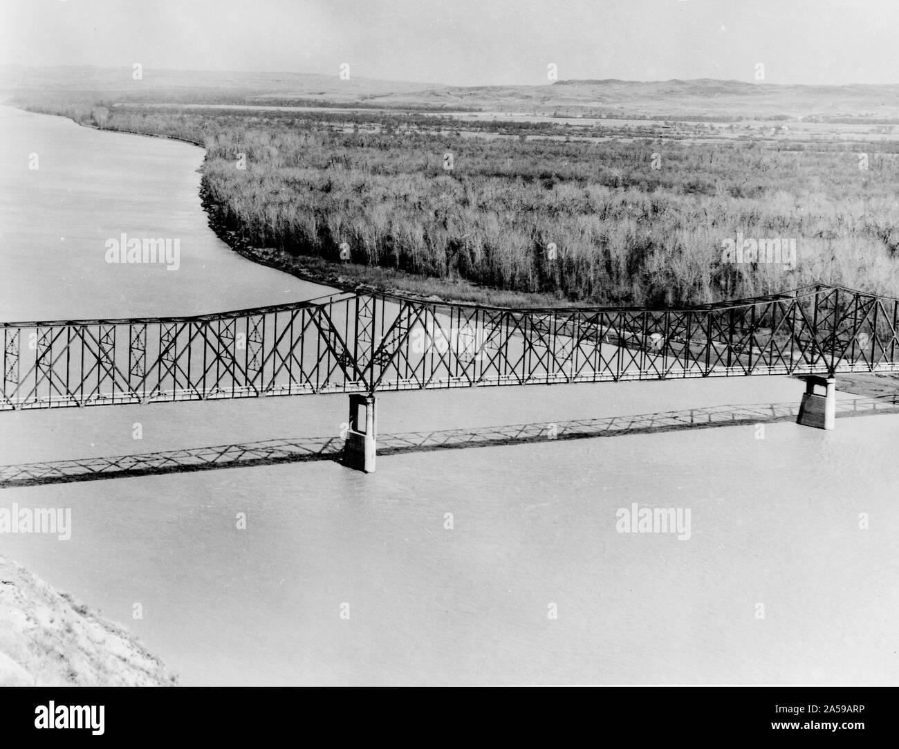 "Quattro Bear' Ponte dell'autostrada che mostra la terra ad essere allagata - Fort Berthold agenzia prima del 1953 Foto Stock