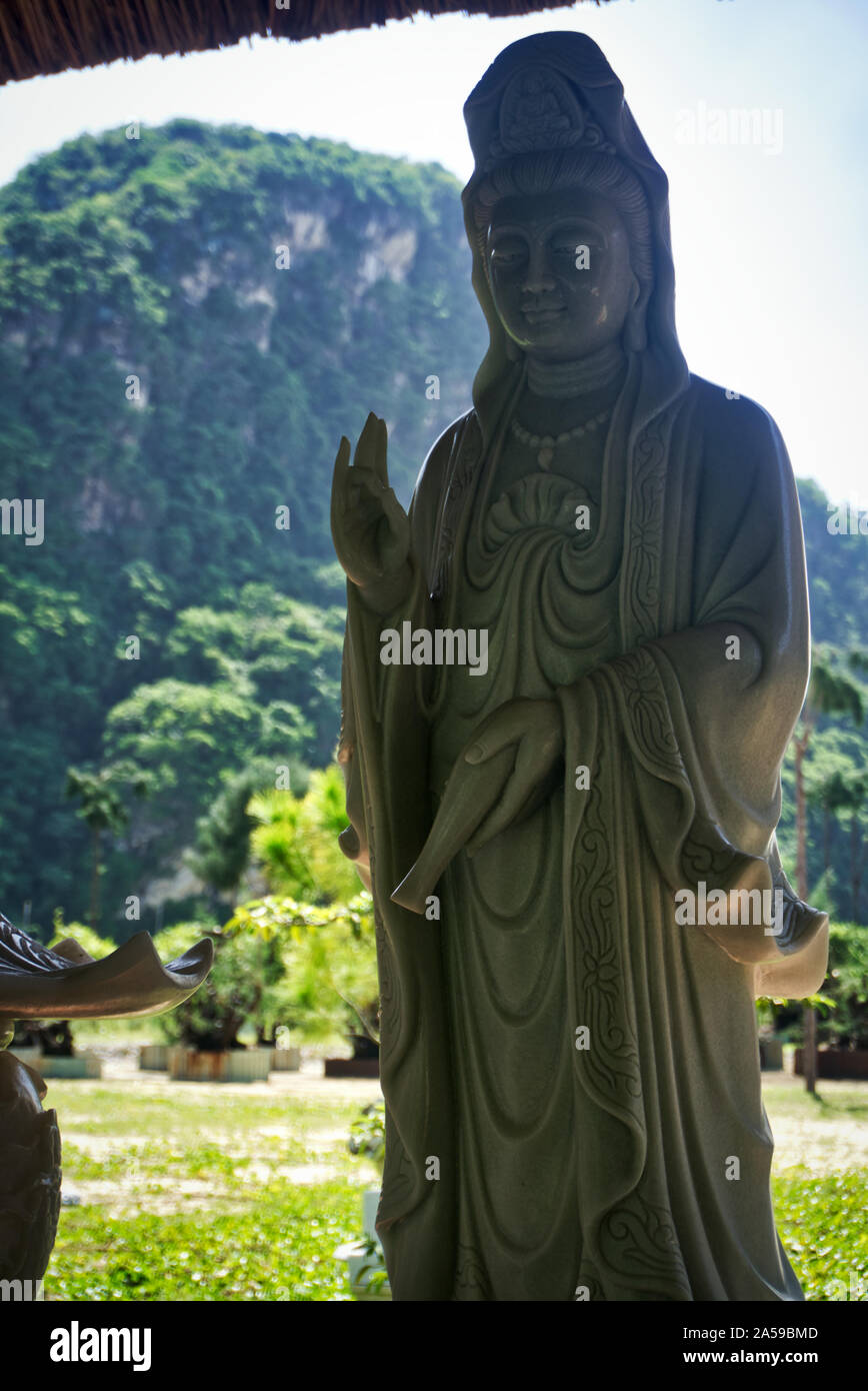 Il Buddha dando benedizioni. La pietra e le sculture di roccia dal Vietnam centrale. Scultura e esperto di lavoro. Foto Stock
