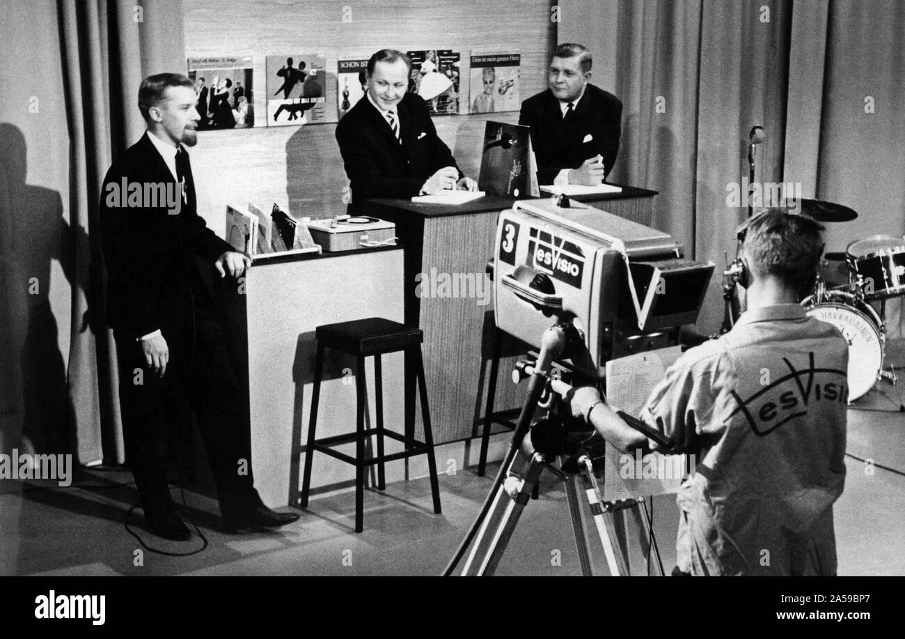 Tesvisio 1957-1965, il primo canale televisivo in Finlandia. Spettacolo musicale per il pubblico giovanile in corso. Presenter Antti Einiö nel Tesvisio studio Tesvisio 1957-1965, il primo canale televisivo in Finlandia. Spettacolo musicale per il pubblico giovanile in corso. Presenter Antti Einiö sulla sinistra, produttore di musica e compositore Jaakko Salo nel mezzo. Antti Einiö juontamassa Tesvision Ratakadun studiolla 'Nuorten tanssihetki' ohjelmaa, keskellä su Jaakko Salo. Foto Stock