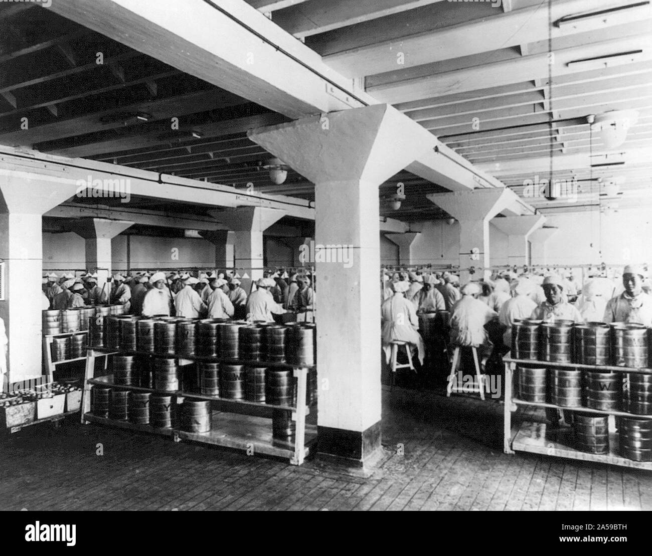 Separare i tuorli dagli albumi e imballaggio in un impianto di uovo, Shanghai, Cina 1890-1923 Foto Stock