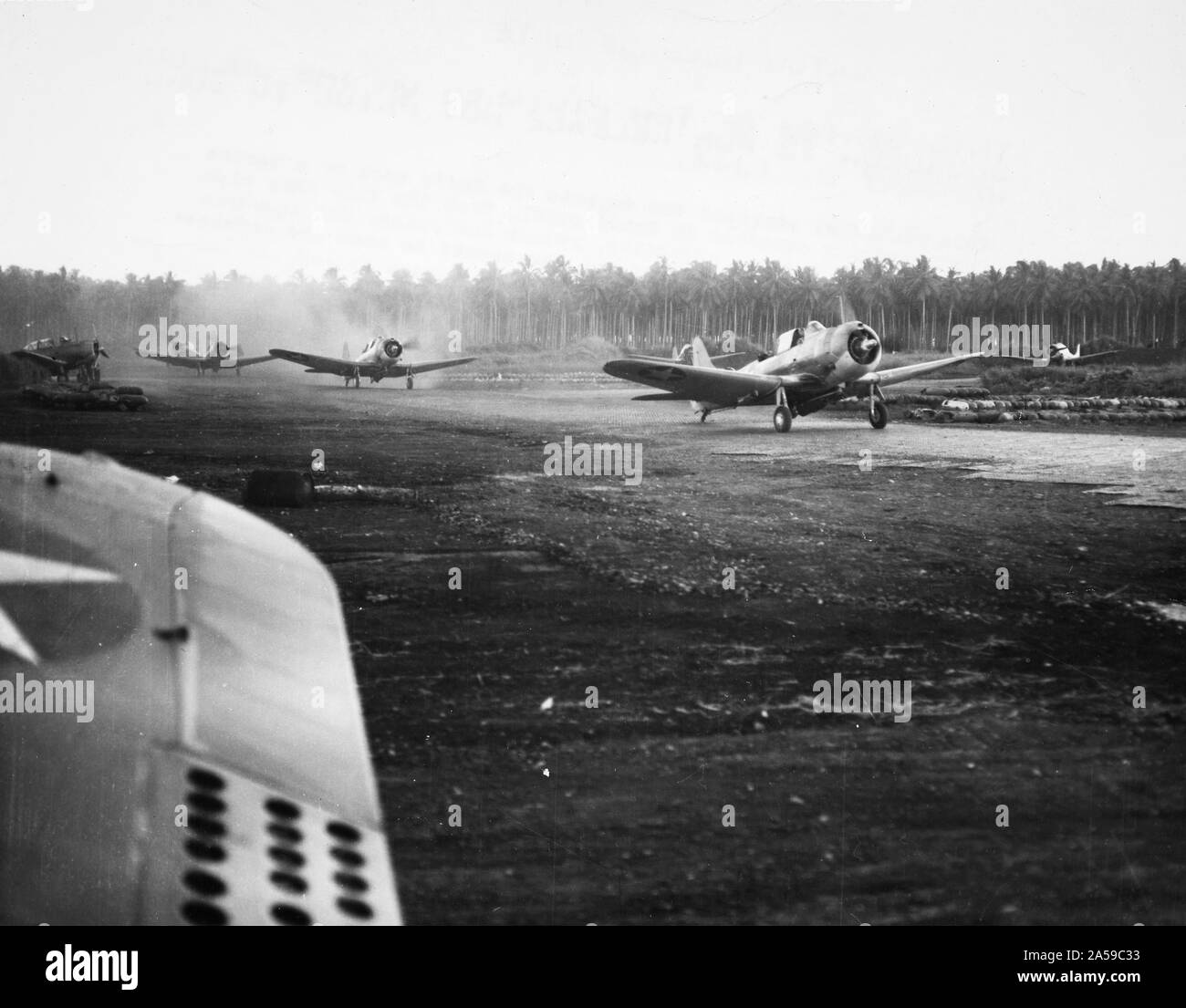 Durante la Seconda Guerra Mondiale foto - Marine Corps piani del 'Bulldog Squadron' taxi giù per la rampa verso le piste sul campo di Henderson su Guadalcanal di decollo per i loro raid su la Vila Plantation Airdrome, Kolombangara isola nel centro di Salomone. Foto Stock