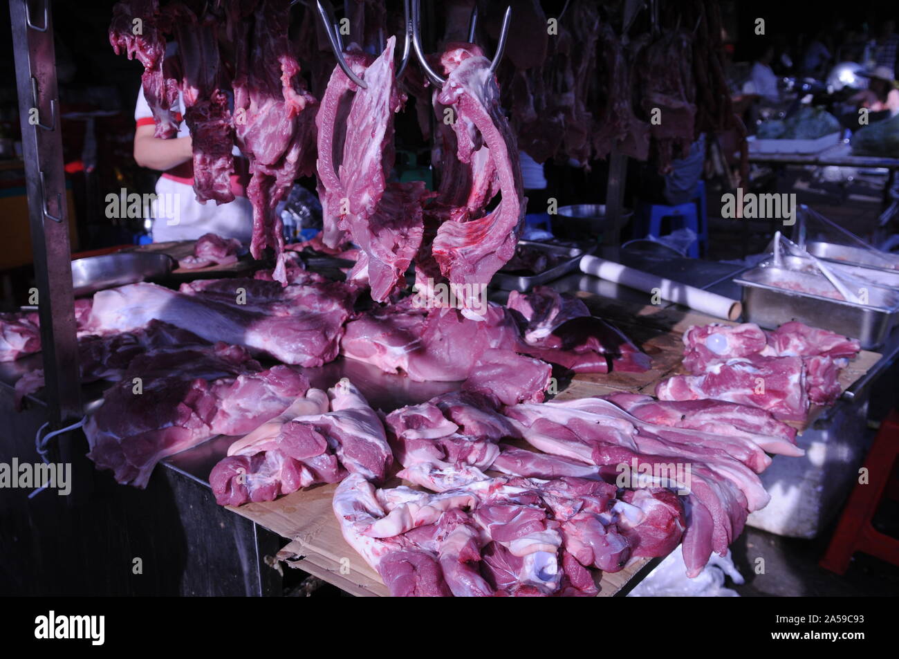 Carni le carni rosse fuori al sole in un mercato aperto, in stallo. Il mercato russo, Phnom Penh Cambogia. © Kraig Lieb Foto Stock