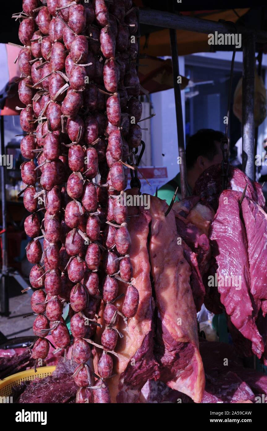 Il Khmer salsicce fresche e carni rosse fuori al sole in un mercato aperto, in stallo. Il mercato russo, Phnom Penh Cambogia. © Kraig Lieb Foto Stock