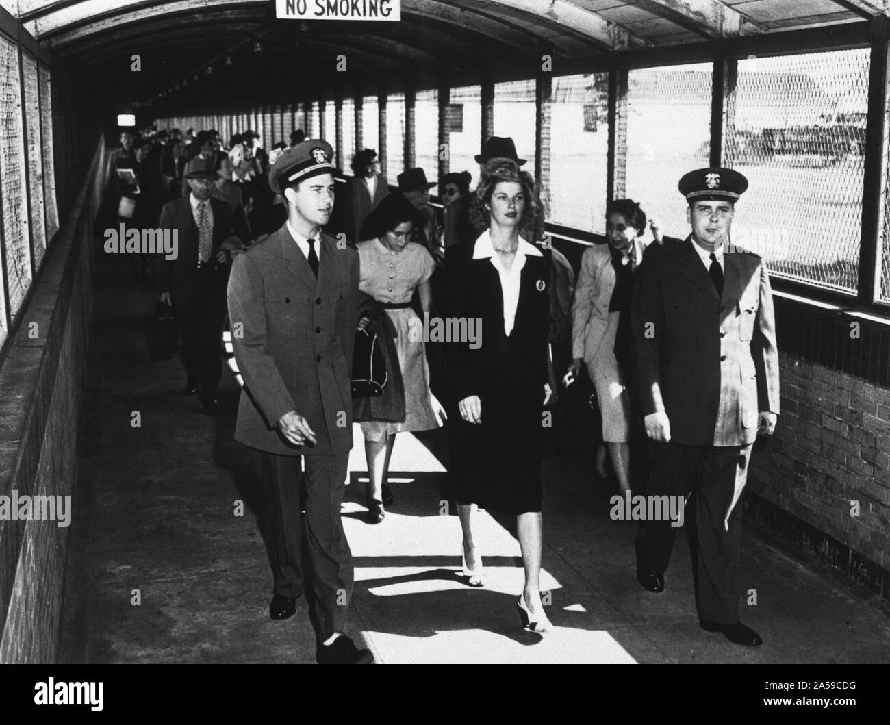 I passeggeri in arrivo da Parigi a LaGuardia Airport di New York City e a piedi attraverso il walk-modo, noto come 'sheep esegui' per la camera di quarantena ca. 1947 Foto Stock