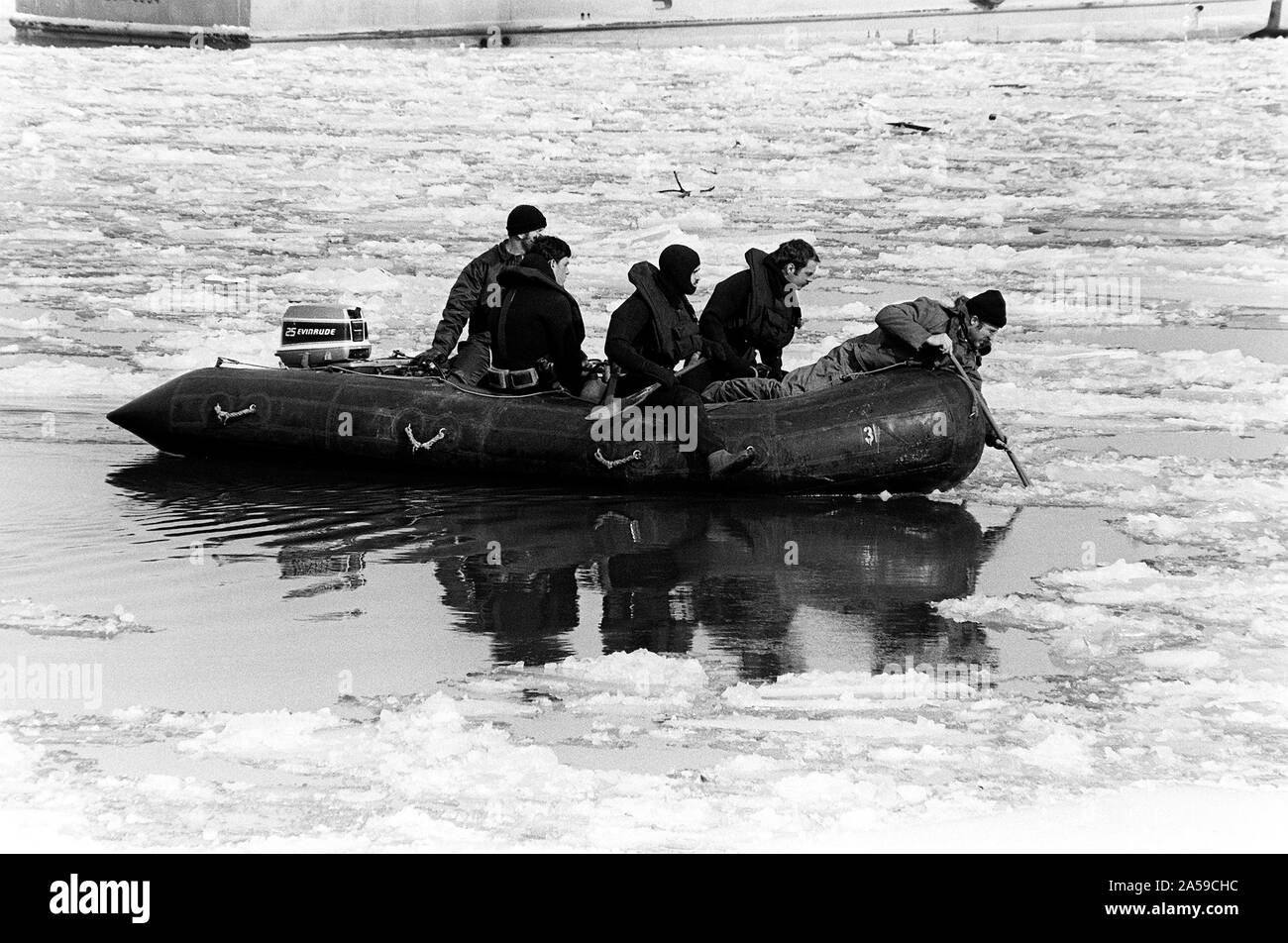 1982 - una marina dive team naviga su una zattera di gomma attraverso l'acqua ghiacciata alla ricerca di vittime e macerie da volo 90, l'aria Florida Boeing 737 che si è schiantato in Rochambeau ponte (14th Street). Foto Stock