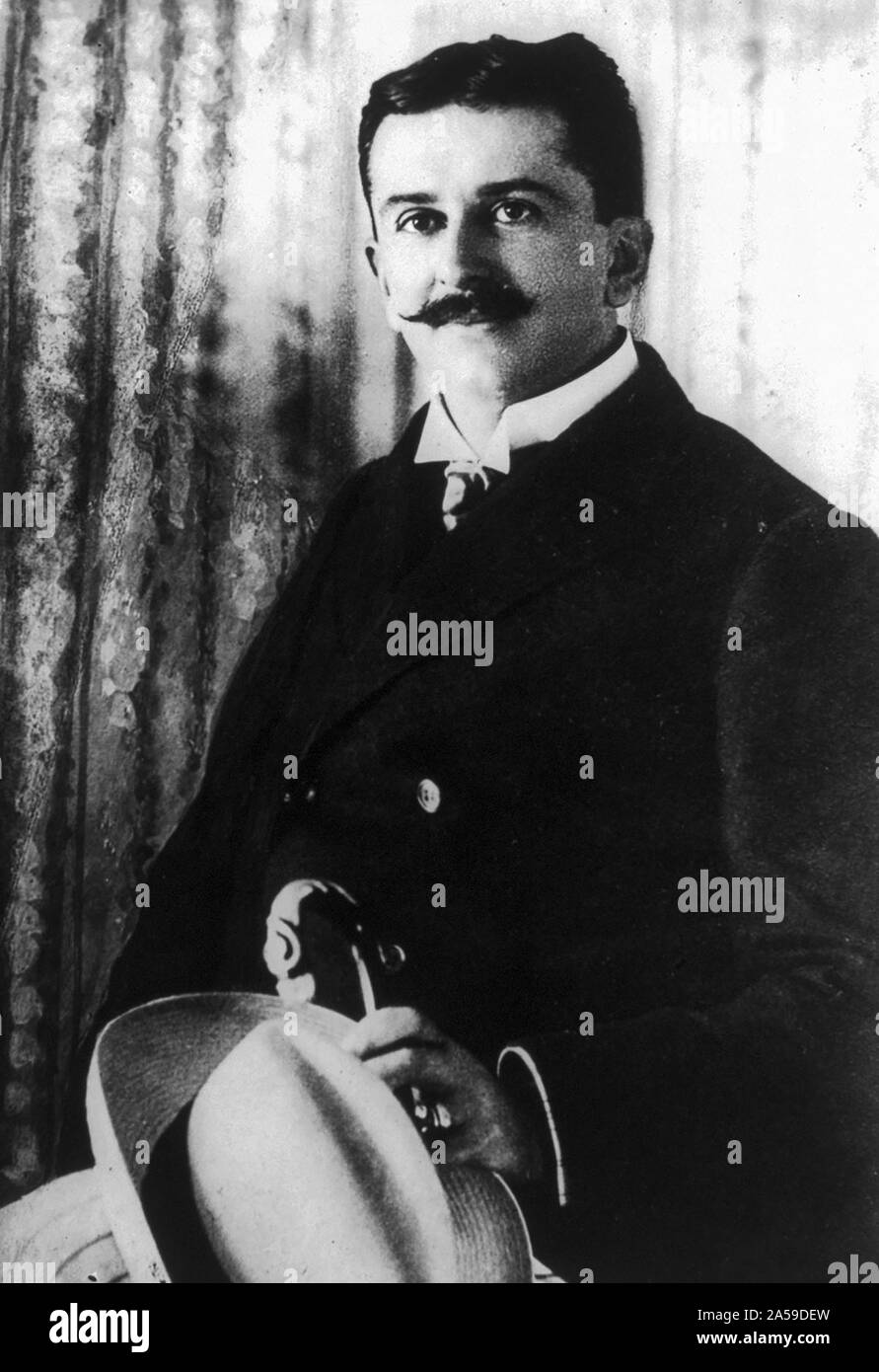 Il principe ereditario Danielo Montenegro, tre quarti di lunghezza verticale, seduto, rivolto verso sinistra 10 19 1912 Foto Stock