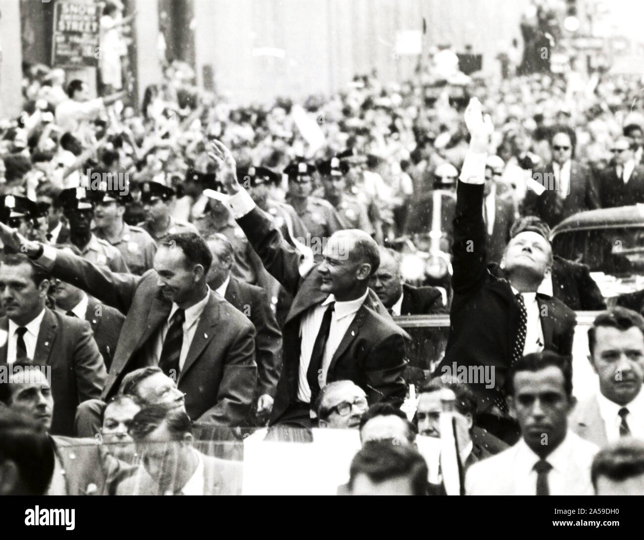 (13 agosto 1969) New York City accoglie favorevolmente le tre Apollo 11 astronauti, Neil A. Armstrong, Michael Collins e Buzz Aldrin, Jr., in una doccia di Ticker tape giù Broadway e Park Avenue Foto Stock