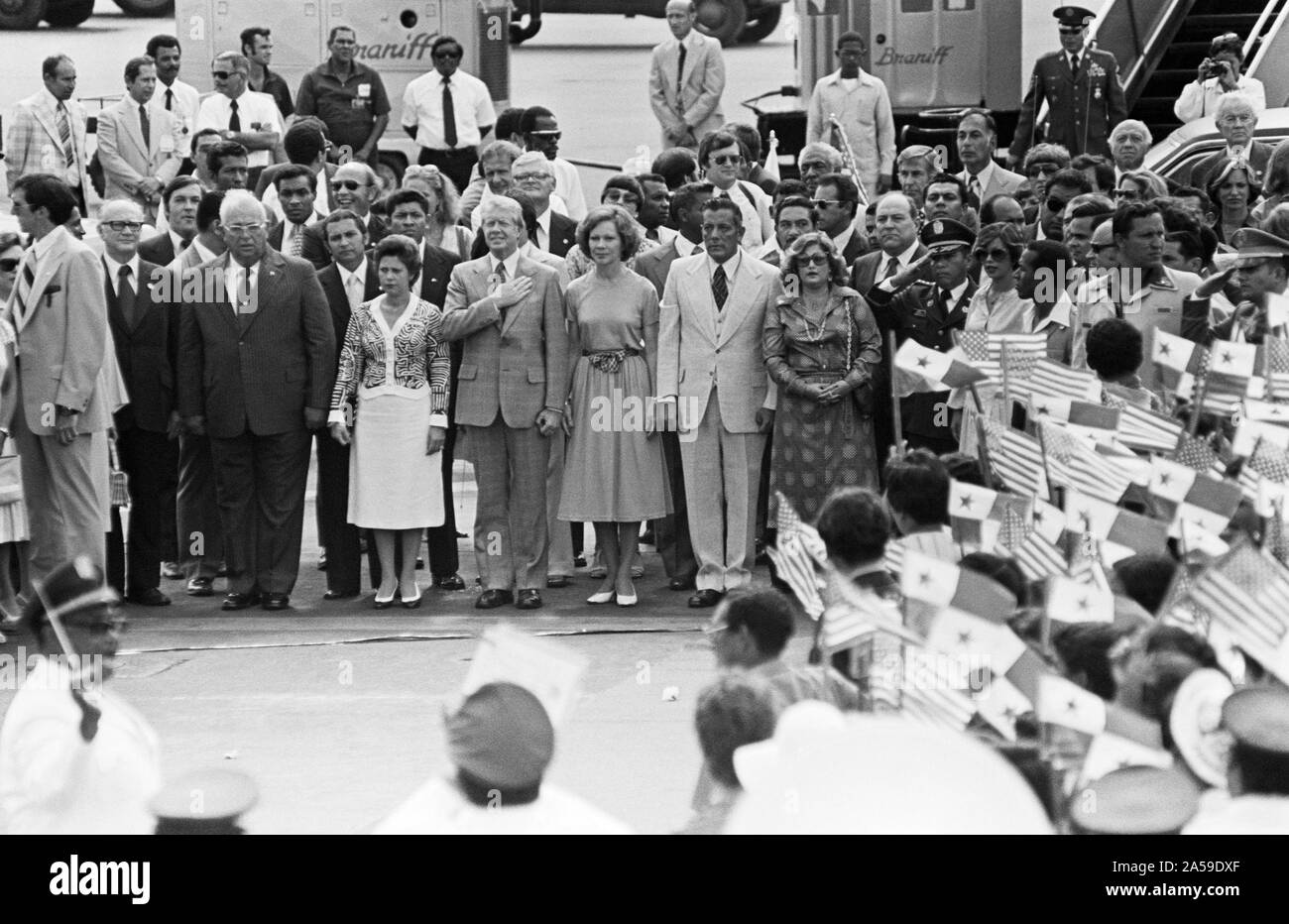 1978 - presidente panamense Lakas, presidente Jimmy Carter e generale (GEN) Omar Torrijos stand presso l'attenzione durante la riproduzione della American inno nazionale a Tocumen Airport. Il presidente è in Panama per firmare il deposito degli strumenti di ratifica del Canale di Panama trattato. Foto Stock