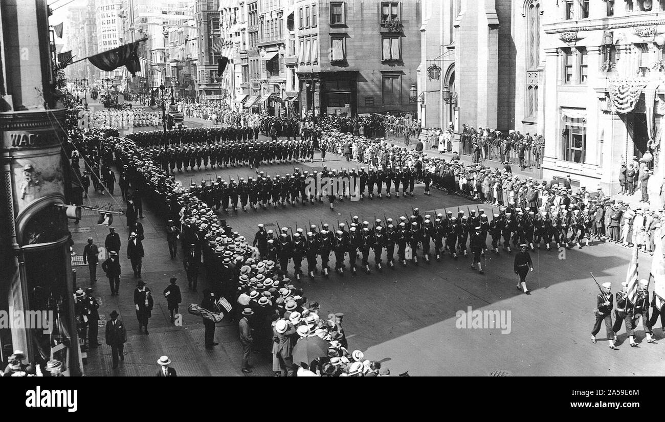 Giorno di indipendenza, 1918 - Il Giorno Di Indipendenza Parade, Fifth Avenue, New York City, 4 luglio 1918. Stati Uniti Coast Guard condizionato Foto Stock