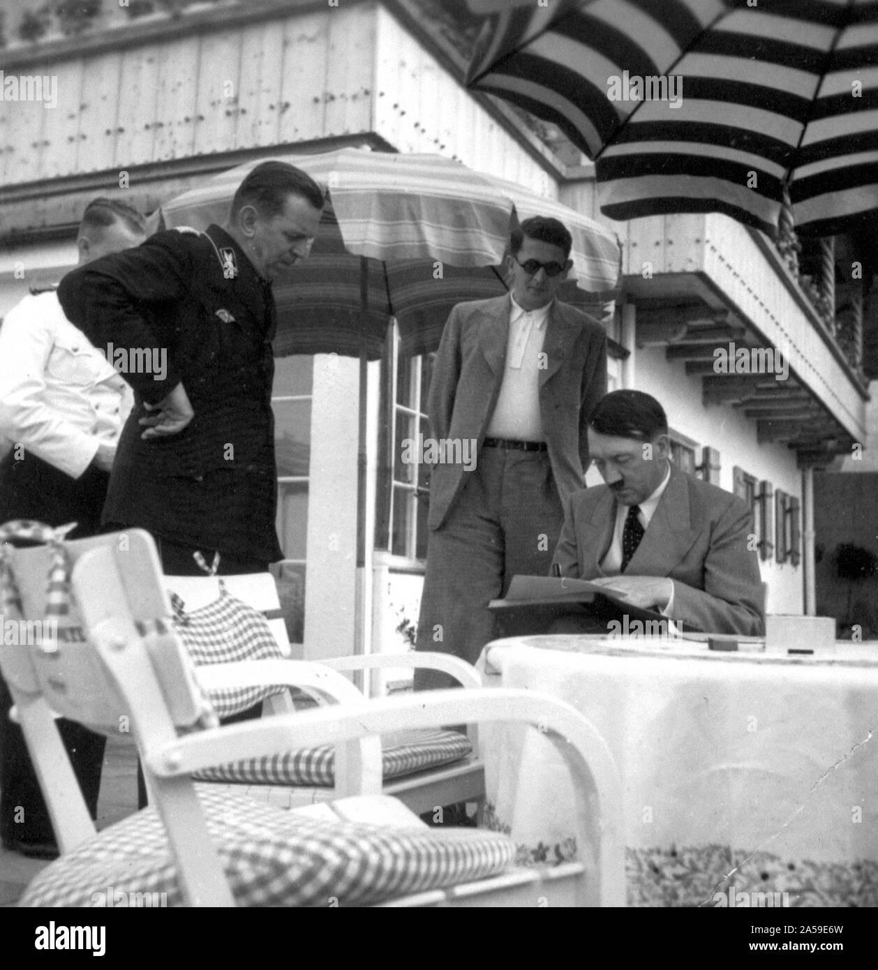 Eva Braun Collection (dvadvadaset) - Adolf Hitler la lettura a tavola all'aperto ca. fine del 1930 o all'inizio del 1940 Foto Stock