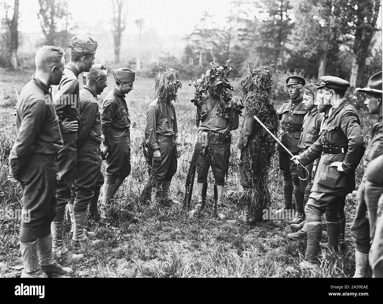 Camouflage - i soldati di formazione - truppe americane vicino Maulle in Francia, ricevere istruzioni in camuffamento Foto Stock