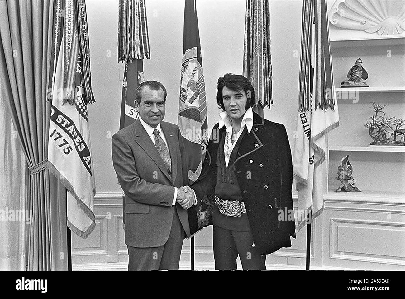 Il presidente Richard Nixon stringe le mani con il cantante Elvis Presley nella Casa Bianca ca. anni '70 Foto Stock